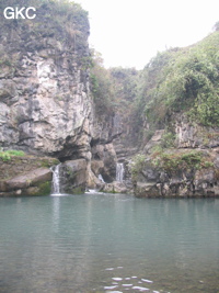 Une grande vasque suit immédiatement la sortie du petit canyon où s'ouvre la résurgence murée de  Longtanzi dong 龙塘子洞 (à gauche). (Banzhu, Zheng'an 正安, Zunyi, Guizhou)