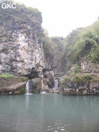 Une grande vasque suit immédiatement la sortie du petit canyon où s'ouvre la résurgence murée de  Longtanzi dong 龙塘子洞 (à gauche). (Banzhu, Zheng'an 正安, Zunyi, Guizhou)