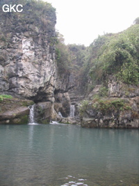 Une grande vasque suit immédiatement la sortie du petit canyon où s'ouvre la résurgence murée de  Longtanzi dong 龙塘子洞 (à gauche). (Banzhu, Zheng'an 正安, Zunyi, Guizhou)