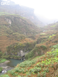 Une grande vasque suit immédiatement la sortie du petit canyon où s'ouvre la résurgence murée de  Longtanzi dong 龙塘子洞 (à gauche). (Banzhu, Zheng'an 正安, Zunyi, Guizhou)