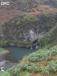 Une grande vasque suit immédiatement la sortie du petit canyon où s'ouvre la résurgence murée de  Longtanzi dong 龙塘子洞 (à gauche). (Banzhu, Zheng'an 正安, Zunyi, Guizhou)