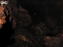 Un chaos sépare deux lacs dans le collecteur de l'exsurgence de Mawandong 麻湾洞 (Grotte du virage). (Banzhu, Zheng'an, Zunyi, Guizhou)