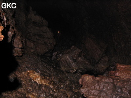 Un chaos sépare deux lacs dans le collecteur de l'exsurgence de Mawandong 麻湾洞 (Grotte du virage). (Banzhu, Zheng'an, Zunyi, Guizhou)