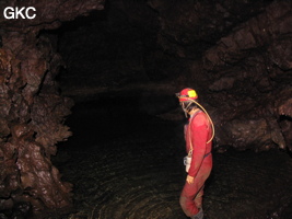 Qian Zhi devant le siphon de l'exsurgence de Mawandong 麻湾洞 (Grotte du virage). (Banzhu, Zheng'an, Zunyi, Guizhou)