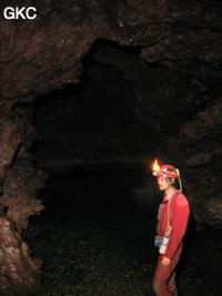 Qian Zhi devant le siphon de l'exsurgence de Mawandong 麻湾洞 (Grotte du virage). (Banzhu, Zheng'an, Zunyi, Guizhou)