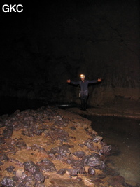 Christian Dodelin entre deux lacs dans le collecteur de l'exsurgence de Mawandong 麻湾洞 (Grotte du virage). (Banzhu, Zheng'an, Zunyi, Guizhou)