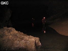 Progression dans un lac du collecteur de l'exsurgence de Mawandong 麻湾洞 (Grotte du virage). (Banzhu, Zheng'an, Zunyi, Guizhou)