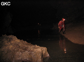 Progression dans un lac du collecteur de l'exsurgence de Mawandong 麻湾洞 (Grotte du virage). (Banzhu, Zheng'an, Zunyi, Guizhou)