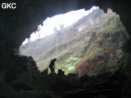 En contre-jour le porche d'entrée de l'exsurgence de Mawandong 麻湾洞 (Grotte du virage). (Banzhu, Zheng'an, Zunyi, Guizhou)