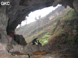 En contre-jour le porche d'entrée de l'exsurgence de Mawandong 麻湾洞 (Grotte du virage). (Banzhu, Zheng'an, Zunyi, Guizhou)