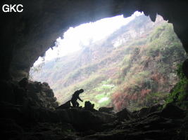 En contre-jour le porche d'entrée de l'exsurgence de Mawandong 麻湾洞 (Grotte du virage). (Banzhu, Zheng'an, Zunyi, Guizhou)