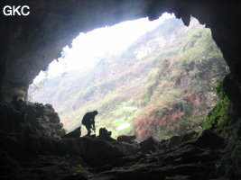 En contre-jour le porche d'entrée de l'exsurgence de Mawandong 麻湾洞 (Grotte du virage). (Banzhu, Zheng'an, Zunyi, Guizhou)