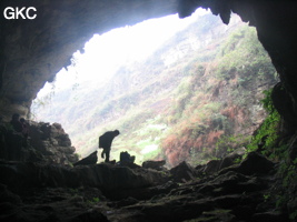 En contre-jour le porche d'entrée de l'exsurgence de Mawandong 麻湾洞 (Grotte du virage). (Banzhu, Zheng'an, Zunyi, Guizhou)