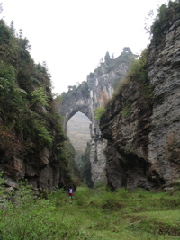 Le pont-naturel et le canyon de Longqiaoge 龙桥阁 reliques de l'ancienne galerie d'entrée de la grotte de Longqiaogedong (Grotte de la pagode de l'arche du dragon) 龙桥阁洞,  réseau de Longnudong 龙女洞. (Shipin, Zheng'an 正安, Zunyi Shi 遵义市, Guizhou 贵州省, Chine 中国)