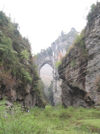 Le pont-naturel et le canyon de Longqiaoge 龙桥阁 reliques de l'ancienne galerie d'entrée de la grotte de Longqiaogedong (Grotte de la pagode de l'arche du dragon) 龙桥阁洞,  réseau de Longnudong 龙女洞. (Shipin, Zheng'an 正安, Zunyi Shi 遵义市, Guizhou 贵州省, Chine 中国)