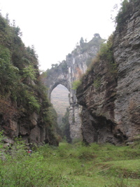 Le pont-naturel et le canyon de Longqiaoge 龙桥阁 reliques de l'ancienne galerie d'entrée de la grotte de Longqiaogedong (Grotte de la pagode de l'arche du dragon) 龙桥阁洞,  réseau de Longnudong 龙女洞. (Shipin, Zheng'an 正安, Zunyi Shi 遵义市, Guizhou 贵州省, Chine 中国)