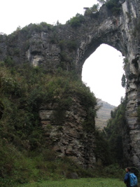 Le pont-naturel et le canyon de Longqiaoge 龙桥阁 reliques de l'ancienne galerie d'entrée de la grotte de Longqiaogedong (Grotte de la pagode de l'arche du dragon) 龙桥阁洞,  réseau de Longnudong 龙女洞. (Shipin, Zheng'an 正安, Zunyi Shi 遵义市, Guizhou 贵州省, Chine 中国)