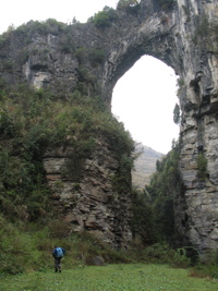 Le pont-naturel et le canyon de Longqiaoge 龙桥阁 reliques de l'ancienne galerie d'entrée de la grotte de Longqiaogedong (Grotte de la pagode de l'arche du dragon) 龙桥阁洞,  réseau de Longnudong 龙女洞. (Shipin, Zheng'an 正安, Zunyi Shi 遵义市, Guizhou 贵州省, Chine 中国)