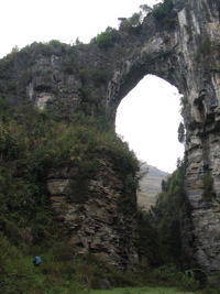 Le pont-naturel et le canyon de Longqiaoge 龙桥阁 reliques de l'ancienne galerie d'entrée de la grotte de Longqiaogedong (Grotte de la pagode de l'arche du dragon) 龙桥阁洞,  réseau de Longnudong 龙女洞. (Shipin, Zheng'an 正安, Zunyi Shi 遵义市, Guizhou 贵州省, Chine 中国)