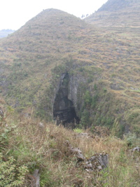 L'entrée de Longqiaogedong (Grotte de la pagode de l'arche du dragon) 龙桥阁洞 une entrée du réseau de Longnudong 龙女洞, vue depuis  la pagode de l'arche du dragon.(Shipin, Zheng'an 正安, Zunyi Shi 遵义市, Guizhou 贵州省, Chine 中国)