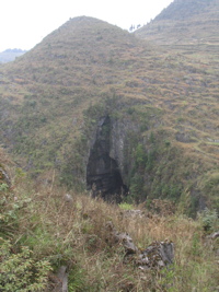 L'entrée de Longqiaogedong (Grotte de la pagode de l'arche du dragon) 龙桥阁洞 une entrée du réseau de Longnudong 龙女洞, vue depuis  la pagode de l'arche du dragon. (Shipin, Zheng'an 正安, Zunyi Shi 遵义市, Guizhou 贵州省, Chine 中国)