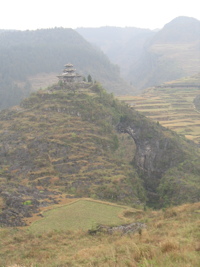 Le site de la pagode de l'arche du dragon au pied de laquelle s'ouvre Longqiaogedong (Grotte de la pagode de l'arche du dragon) 龙桥阁洞 une entrée du réseau de Longnudong 龙女洞. (Shipin, Zheng'an 正安, Zunyi Shi 遵义市, Guizhou 贵州省, Chine 中国)