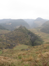 Le site de la pagode de l'arche du dragon au pied de laquelle s'ouvre Longqiaogedong (Grotte de la pagode de l'arche du dragon) 龙桥阁洞 une entrée du réseau de Longnudong 龙女洞. (Shipin, Zheng'an 正安, Zunyi Shi 遵义市, Guizhou 贵州省, Chine 中国)