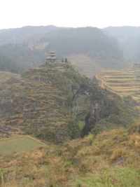 Le site de la pagode de l'arche du dragon au pied de laquelle s'ouvre Longqiaogedong (Grotte de la pagode de l'arche du dragon) 龙桥阁洞 une entrée du réseau de Longnudong 龙女洞. (Shipin, Zheng'an 正安, Zunyi Shi 遵义市, Guizhou 贵州省, Chine 中国)