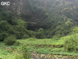 Dans le réseau de Shuanghedongqun, l'entrée avale (perte) de Longtanzishuidong 龙潭子水洞 dans le fond de la doline de Longtanzi. (Wenquan, Suiyang, Zunyi, Guizhou)