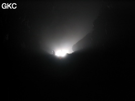 La lumière de l'entrée pénètre loin dans la grotte de Tianbaodong 天宝洞 (Qinggangtang, Suiyang, Zunyi, Guizhou)