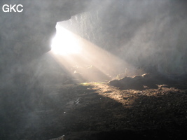 Rayons de soleil dans la salle d'entrée de la grotte de Tianbaodong 天宝洞 (Qinggangtang, Suiyang, Zunyi, Guizhou)