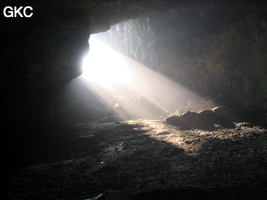 Rayons de soleil dans la salle d'entrée de la grotte de Tianbaodong 天宝洞 (Qinggangtang, Suiyang, Zunyi, Guizhou)