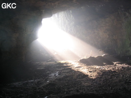 Rayons de soleil dans la salle d'entrée de la grotte de Tianbaodong 天宝洞 (Qinggangtang, Suiyang, Zunyi, Guizhou)