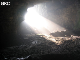 Rayons de soleil dans la salle d'entrée de la grotte de Tianbaodong 天宝洞 (Qinggangtang, Suiyang, Zunyi, Guizhou)