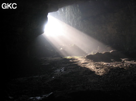 Rayons de soleil dans la salle d'entrée de la grotte de Tianbaodong 天宝洞 (Qinggangtang, Suiyang, Zunyi, Guizhou)