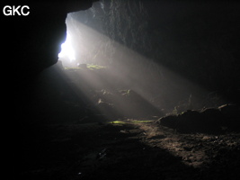 Rayons de soleil dans la salle d'entrée de la grotte de Tianbaodong 天宝洞 (Qinggangtang, Suiyang, Zunyi, Guizhou)