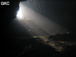 Rayons de soleil dans la salle d'entrée de la grotte de Tianbaodong 天宝洞 (Qinggangtang, Suiyang, Zunyi, Guizhou)