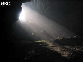 Rayons de soleil dans la salle d'entrée de la grotte de Tianbaodong 天宝洞 (Qinggangtang, Suiyang, Zunyi, Guizhou)