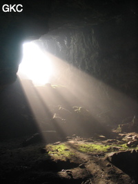 Rayons de soleil dans la salle d'entrée de la grotte de Tianbaodong 天宝洞 (Qinggangtang, Suiyang, Zunyi, Guizhou)