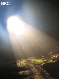 Rayons de soleil dans la salle d'entrée de la grotte de Tianbaodong 天宝洞 (Qinggangtang, Suiyang, Zunyi, Guizhou)