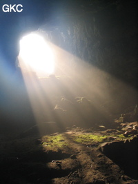 Rayons de soleil dans la salle d'entrée de la grotte de Tianbaodong 天宝洞 (Qinggangtang, Suiyang, Zunyi, Guizhou)