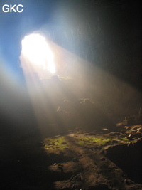 Rayons de soleil dans la salle d'entrée de la grotte de Tianbaodong 天宝洞 (Qinggangtang, Suiyang, Zunyi, Guizhou)