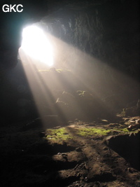 Rayons de soleil dans la salle d'entrée de la grotte de Tianbaodong 天宝洞 (Qinggangtang, Suiyang, Zunyi, Guizhou)