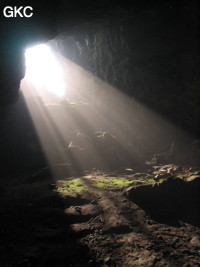 Rayons de soleil dans la salle d'entrée de la grotte de Tianbaodong 天宝洞 (Qinggangtang, Suiyang, Zunyi, Guizhou)