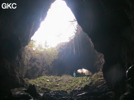Double entrée à la grotte de Mozidong 磨子洞. (Wuluo, district autonome Miao de Songtao 松桃苗族自治县, Tongren, Guizhou)