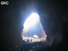 Double entrée à la grotte de Mozidong 磨子洞. (Wuluo, district autonome Miao de Songtao 松桃苗族自治县, Tongren, Guizhou)