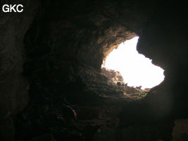 A contre jour le porche d'entrée de l'exsurgence de Mawandong 麻湾洞 (Grotte du virage). (Banzhu, Zheng'an, Zunyi, Guizhou)