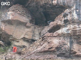 La grotte fortifiée de Xiaotun Dong 小屯洞 (grotte du petit village). Cette cavité est perchée et dissimulée elle servait d'école dans des temps anciens troublés. (Banzhu, Zheng'an, Zunyi, Guizhou)