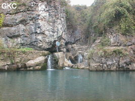 Une grande vasque suit immédiatement la sortie du petit canyon où s'ouvre la résurgence murée de  Longtanzi dong 龙塘子洞 (à gauche). (Banzhu, Zheng'an 正安, Zunyi, Guizhou)