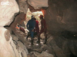 Qian zhi, Jérôme Lippart et Jean Pierre Barbary dans l'entrée de la résurgence murée de  Longtanzi dong 龙塘子洞 (à gauche). (Banzhu, Zheng'an 正安, Zunyi, Guizhou)